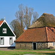 Traditioneel huisje en schuur in het dorp Den Hoorn, Texel, Nederland
